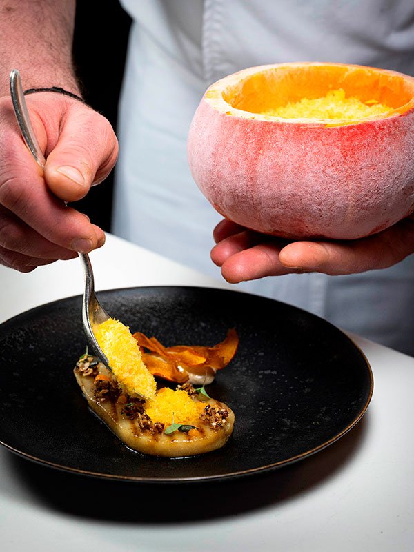 Service en salle de la Table d'Hôtes du Quatrième Mur - Philippe Etchebest